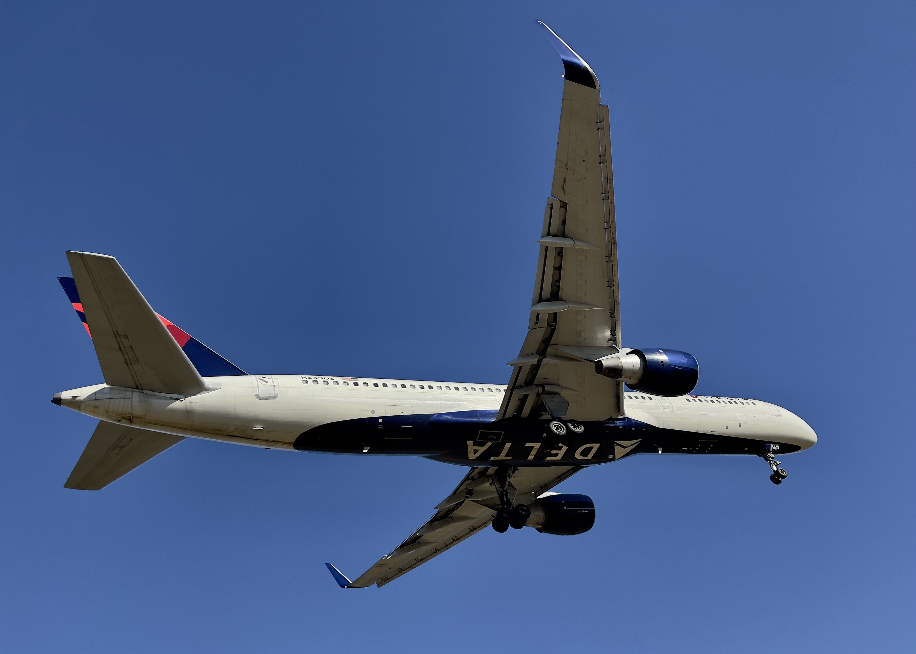 Delta Pilots Land Jet Safely After Cockpit Windshield Cracks - Vimarsana News