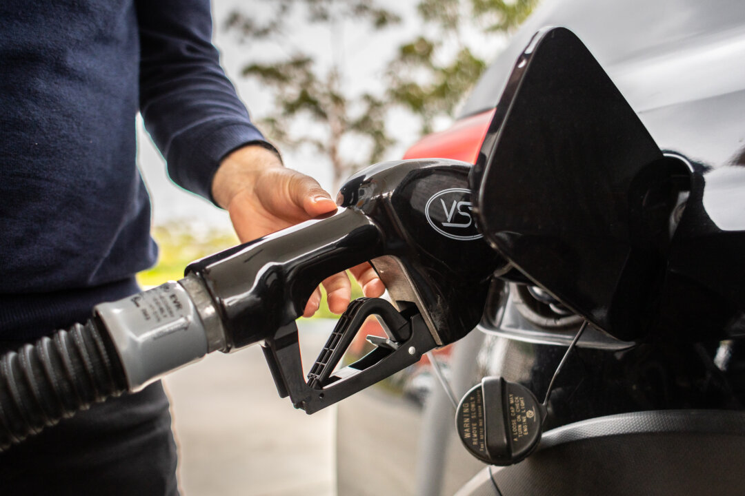 Gas Prices Edge Down as Washington Announces Release From Oil Reserves Again, ‘Band-Aid’ Solution Claims Analyst