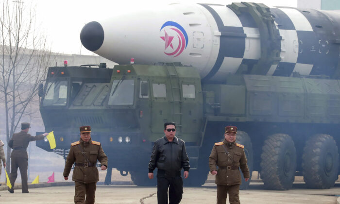 朝鲜领导人金正恩（中）于 2022 年 3 月 24 日在朝鲜一个秘密地点绕着发射器上所谓的 Hwasong-17 洲际弹道导弹（ICBM）走动。（朝鲜中央通讯社/韩国新闻）通过 AP 服务）