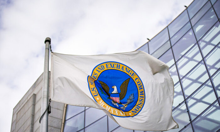 A flag outside the U.S. Securities and Exchange Commission headquarters in Washington, D.C., on Feb. 23, 2022. The SEC proposes a sweeping climate change disclosure rule that public companies must follow. (Al Drago/Bloomberg via Getty Images)