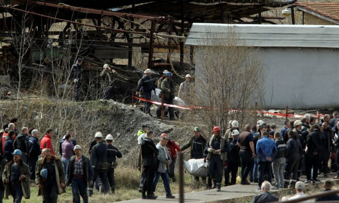 2022 年 4 月 1 日，塞尔维亚中部索科煤矿的一个竖井倒塌后，救援人员抬着一具尸体。（美联社照片）
