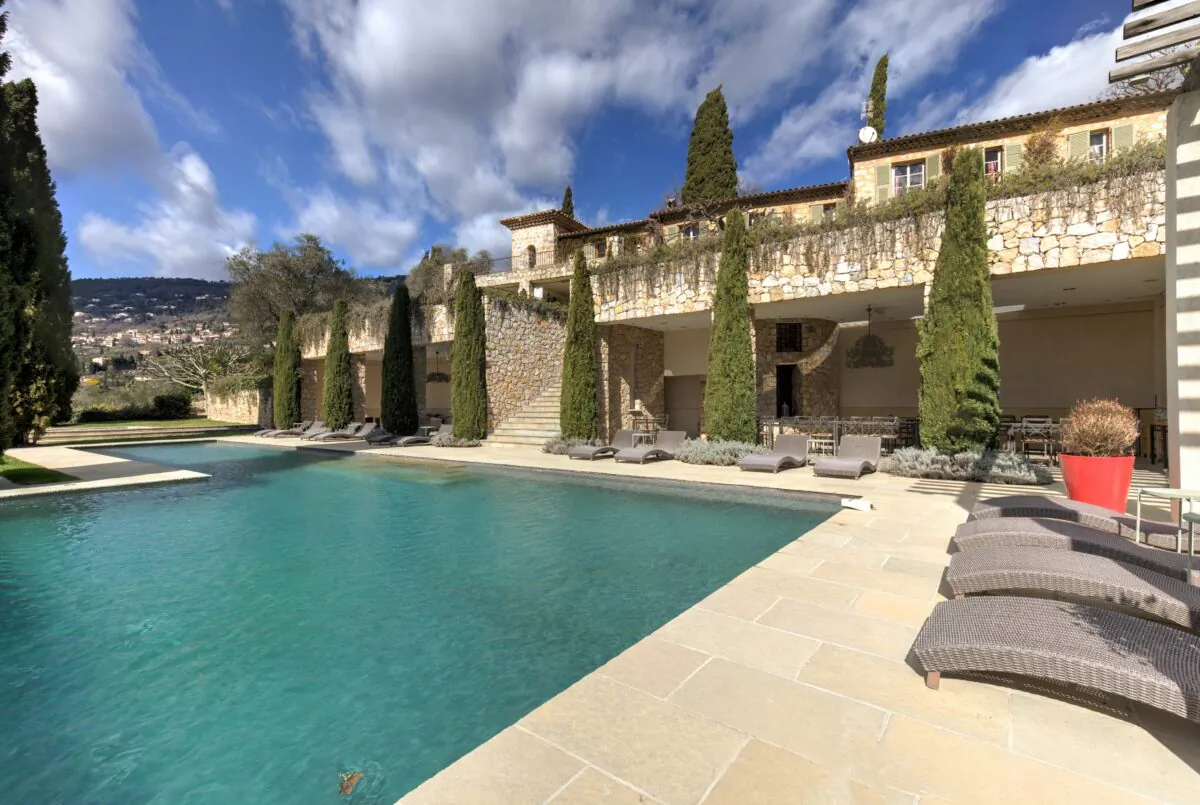 The property has two large swimming pools. This infinity pool is designed for entertaining and relaxing, while a lap pool elsewhere on the property is designed for exercising. (Courtesy of the villa owners & Carlton International)