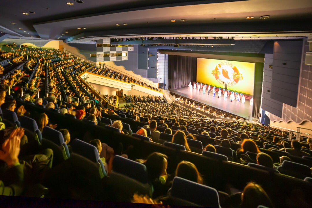 Shen Yun Performing Arts take a curtain call at their performance at the ICC in Birmingham, United KIngdom, on April 2, 2022. (NTD) 