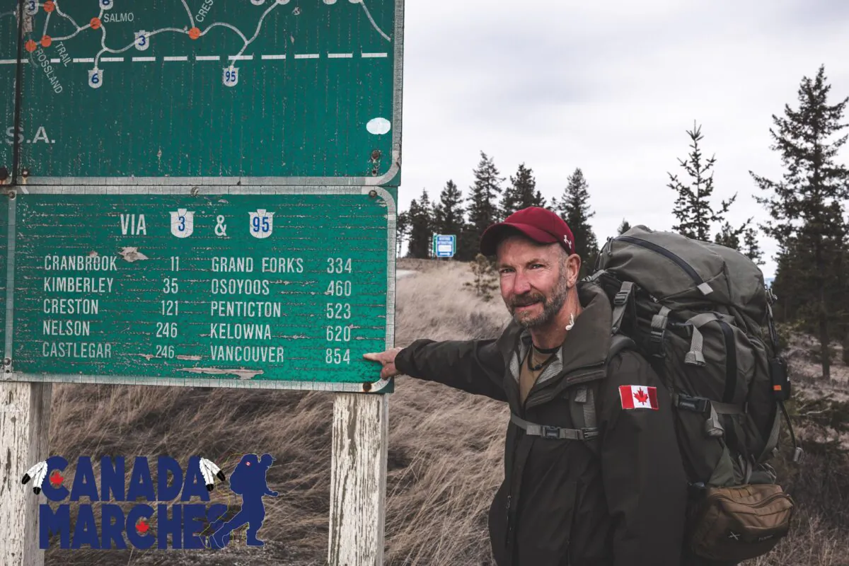 As he makes his way through British Columbia, James Topp points to how many kilometers he has covered thus far on his walk to Ottawa in protest of COVID-19 mandates. (Courtesy of Logan Murphy)