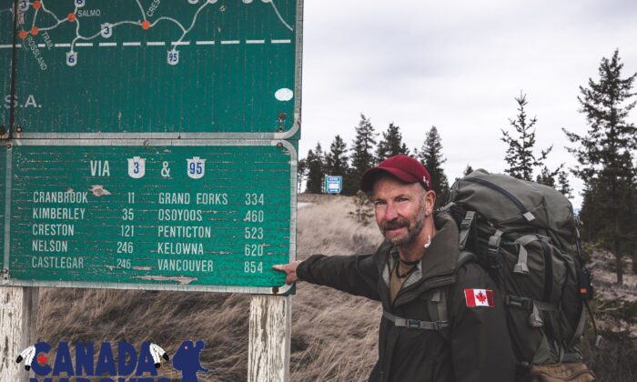 As he makes his way through British Columbia, James Topp points to how many kilometers he has covered thus far on his walk to Ottawa in protest of COVID-19 mandates. (Courtesy of Logan Murphy)