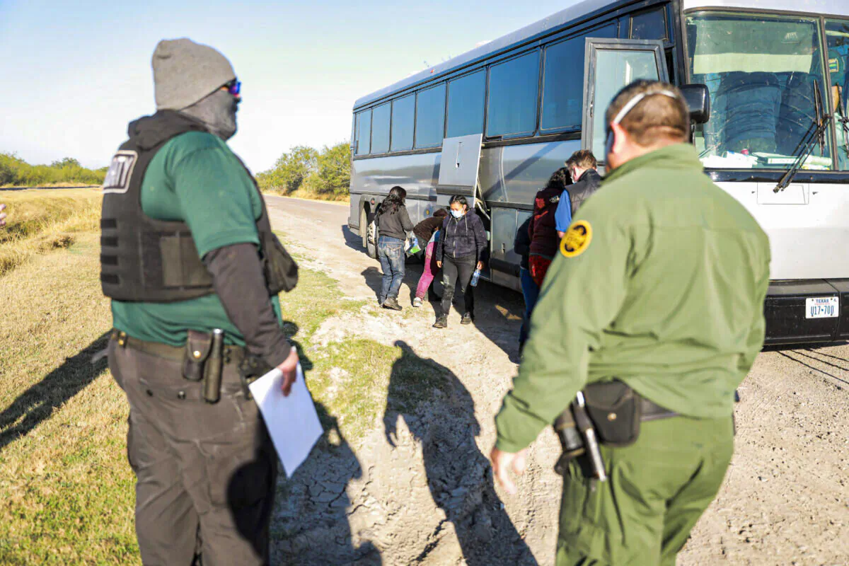 Border Patrol agents apprehend illegal immigrants after they cross the Rio Grande from Mexico into the United States, in La Joya, Texas, on Jan. 14, 2022. (Charlotte Cuthbertson/The Epoch Times)