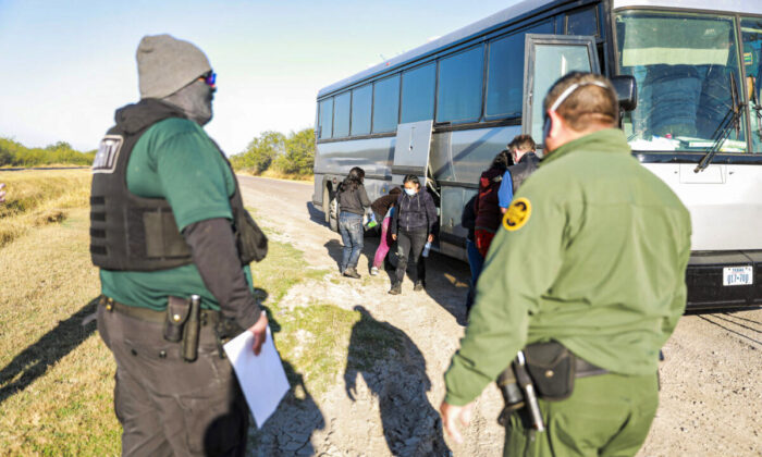 Border Patrol agents apprehend illegal immigrants after they cross the Rio Grande from Mexico into the United States, in La Joya, Texas, on Jan. 14, 2022. (Charlotte Cuthbertson/The Epoch Times)