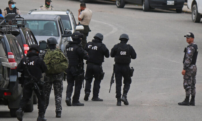 Soldiers and police officers outside CRS Turi Prison after a riot in Cuenca, Ecuador, on April 3, 2022.  (Fernando Machado via Getty Images / AFP)