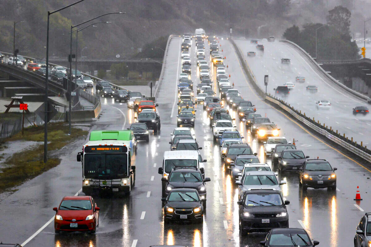 Cars sit in heavy traffic on Highway 101 in Corte Madera, Calif., on Oct. 24, 2021. (Justin Sullivan/Getty Images)