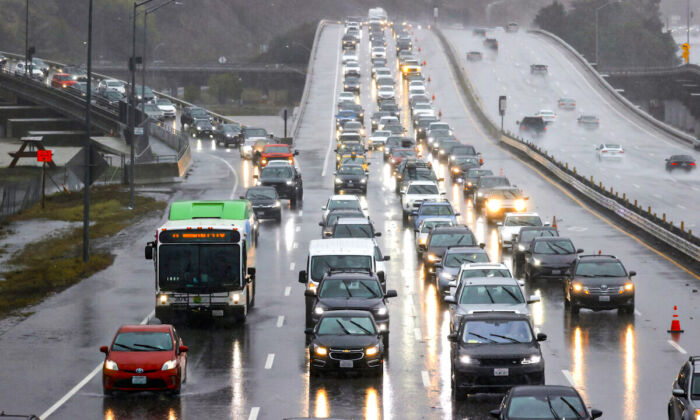 Cars sit in heavy traffic on Highway 101 in Corte Madera, Calif., on Oct. 24, 2021. (Justin Sullivan/Getty Images)