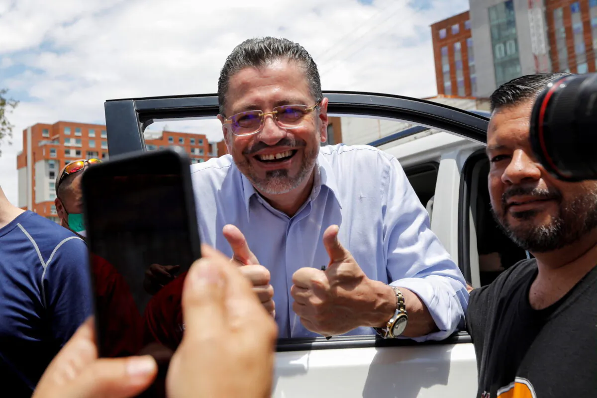 Presidential candidate Rodrigo Chaves gestures to supporters on the day of Costa Rica's run-off presidential election between him and former President Jose Maria Figueres, in San Jose, Costa Rica, on April 3, 2022. (Monica Quesada/Reuters)