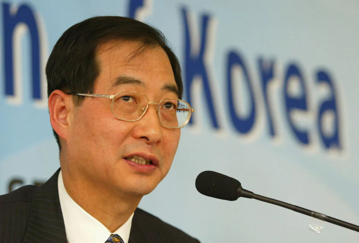 South Korean Finance and Economy Minister Han Duck-Soo addressing a press conference in Seoul, South Korea, on March 23, 2005. (Chung Sung-Jun/Getty Images)