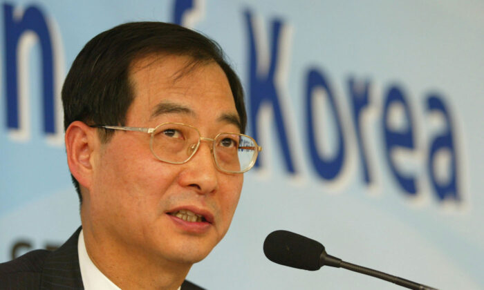 A file photo of then South Korean Finance and Economy Minister Han Duck-Soo addressing a press conference on March 23, 2005, in Seoul, South Korea. (Chung Sung-Jun/Getty Images)