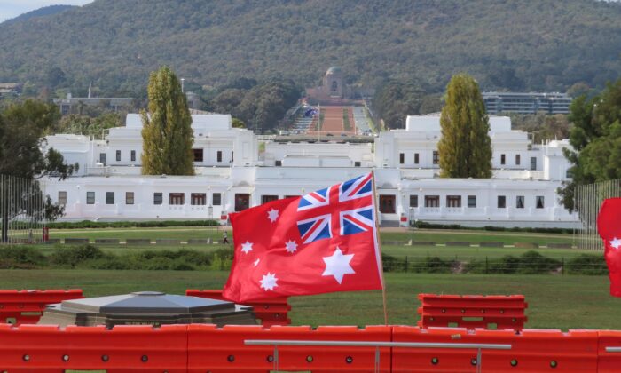 2022 年 4 月 1 日，澳大利亚国旗在澳大利亚堪培拉旧国会大厦前飘扬。（Rebecca Zhu/纳闻时报）