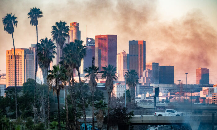 A local fire creates smoke in Los Angeles on Jan. 2, 2022. (John Fredricks/The Epoch Times)