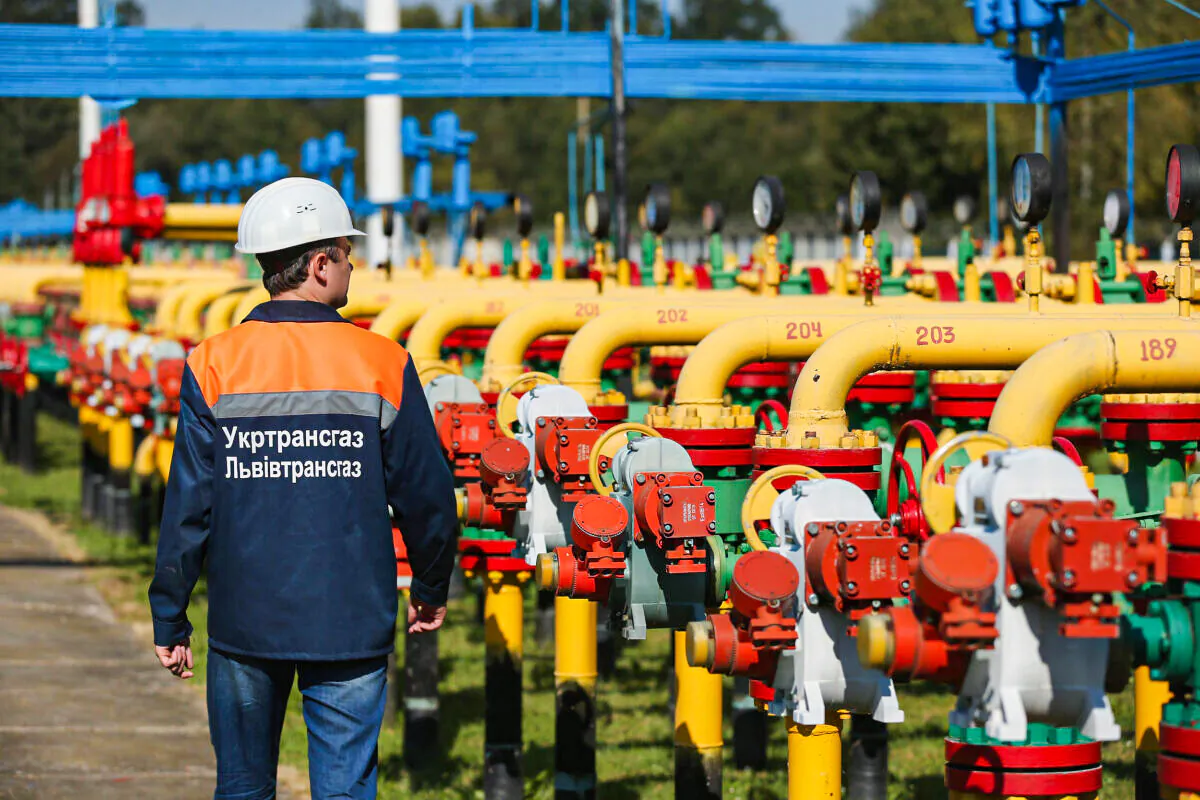 A worker walks among pipes and valves at the Dashava natural gas facility on Sept. 18, 2014 in Dashava, Ukraine. (Photo by Sean Gallup/Getty Images)