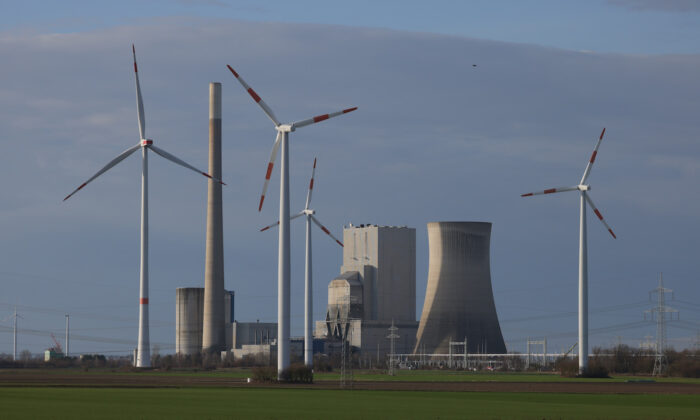 2022 年 2 月 14 日，风力涡轮机在德国梅赫鲁姆的燃煤梅赫鲁姆发电站附近旋转。 由社会民主党 (SPD)、绿党和自由民主党 (FDP) 组成的德国新政府正在寻求到 2030 年结束德国的燃煤发电。(Sean Gallup/Getty Images)