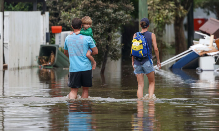 Flood-Hit Regions Brace as Cyclone Crosses Coast | The Epoch Times