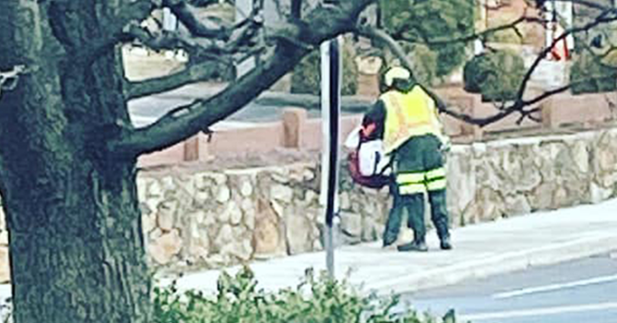 Garbage Collector Stops Truck to Hug and Pray for Young Woman 'Down on Her Luck' - Vimarsana News