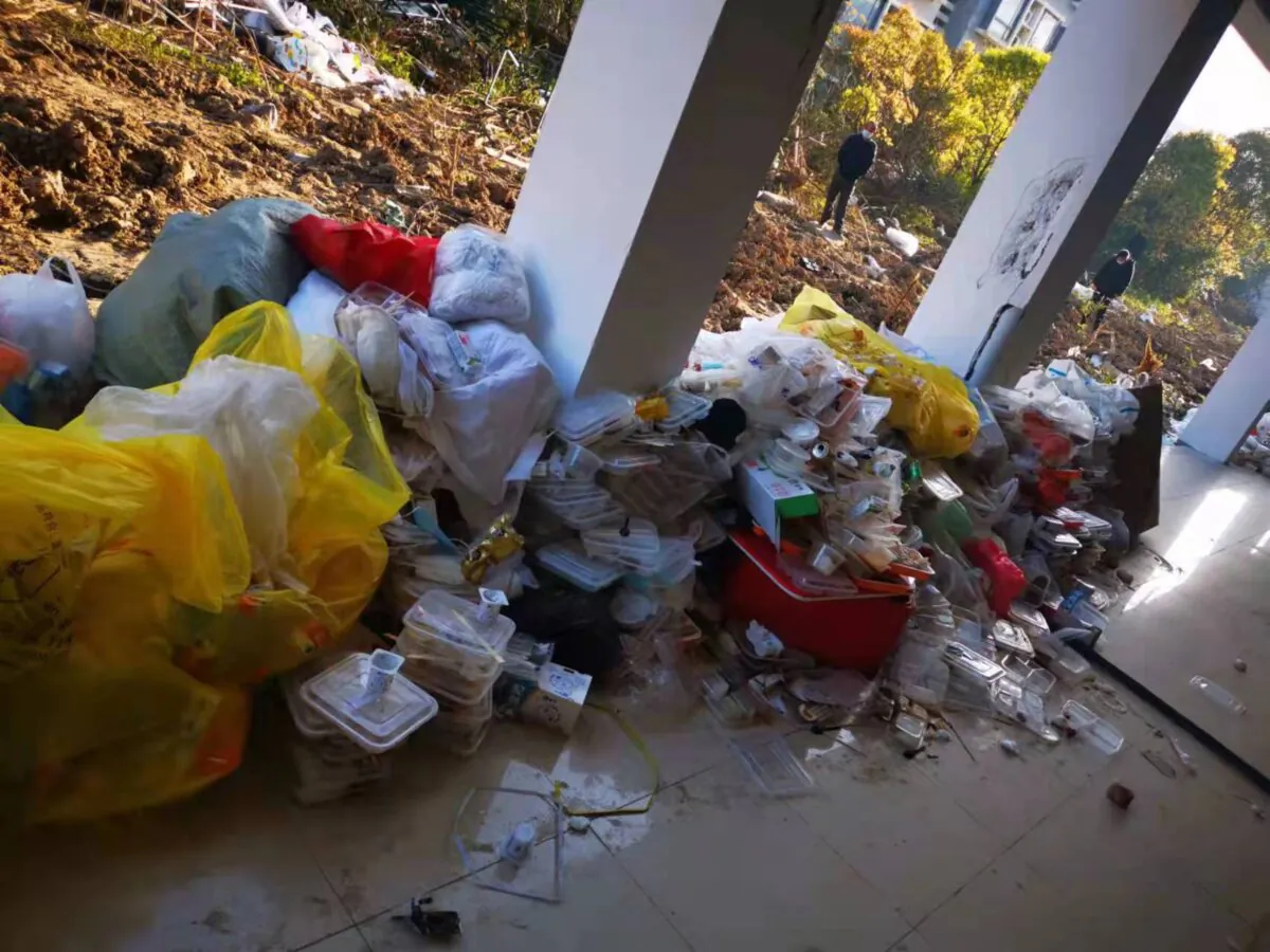 A dirty and chaotic scene captured at Nanhui makeshift hospital in Shanghai, China in April 2022. (Provided to The Epoch Times)