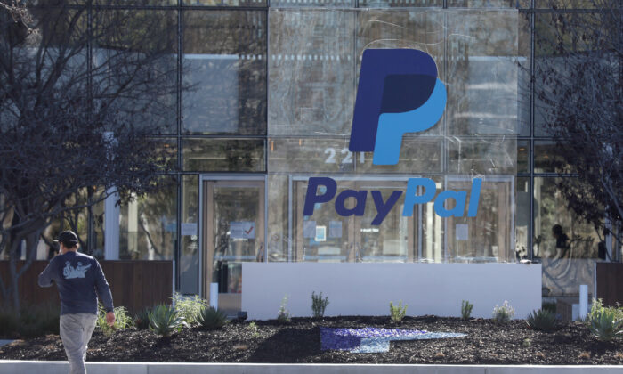 2022 年 2 月 2 日，在加利福尼亚州圣何塞的 PayPal 总部前张贴了一个标志。（贾斯汀·沙利文/盖蒂图片社）