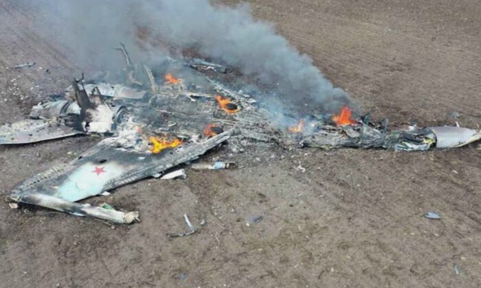 乌克兰武装部队空军分享的一张照片据称显示了 2022 年 4 月 3 日在乌克兰哈尔科夫市附近坠毁的俄罗斯 Su-34 战斗机。（由乌克兰武装部队空军提供）