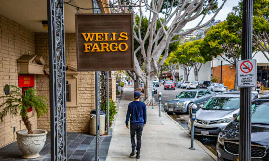 2 Suspects Escape After Robbery at Northridge Wells Fargo