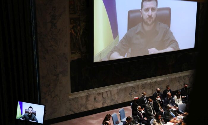 2022 年 4 月 5 日，乌克兰总统 Volodymyr Zelenskyy 在纽约市通过视频链接向联合国安理会发表讲话。（Spencer Platt/Getty Images）