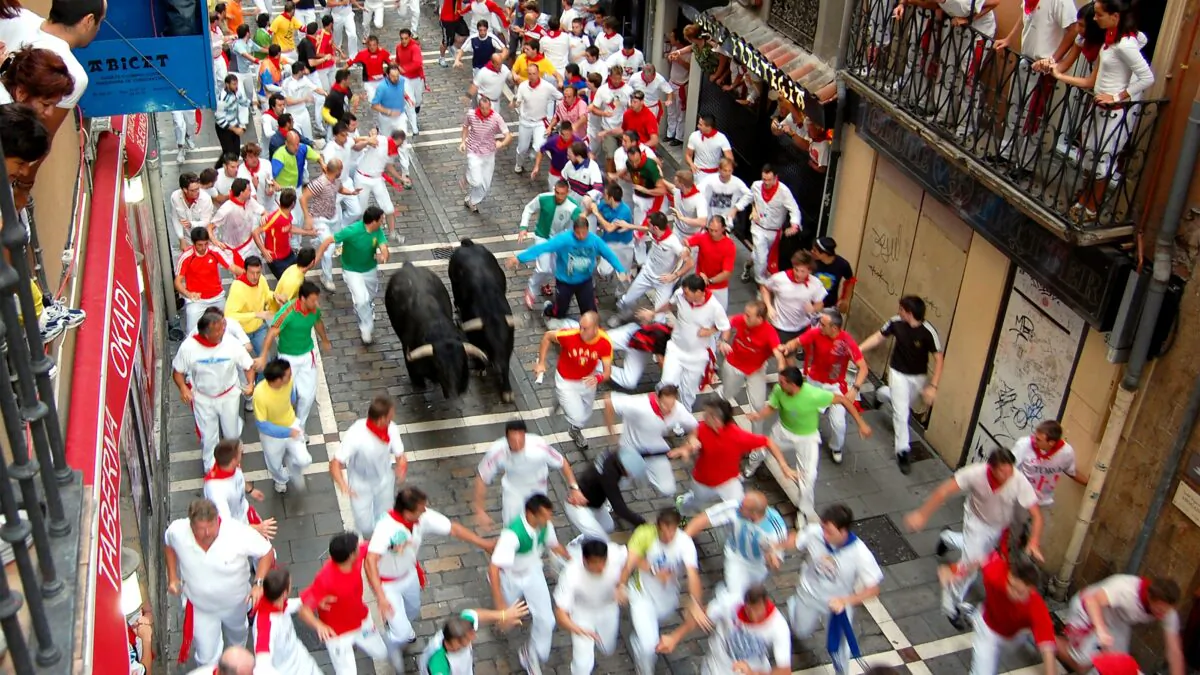 Running of the bulls. (Courtesy of Rick Steves, Rick Steves' Europ
）