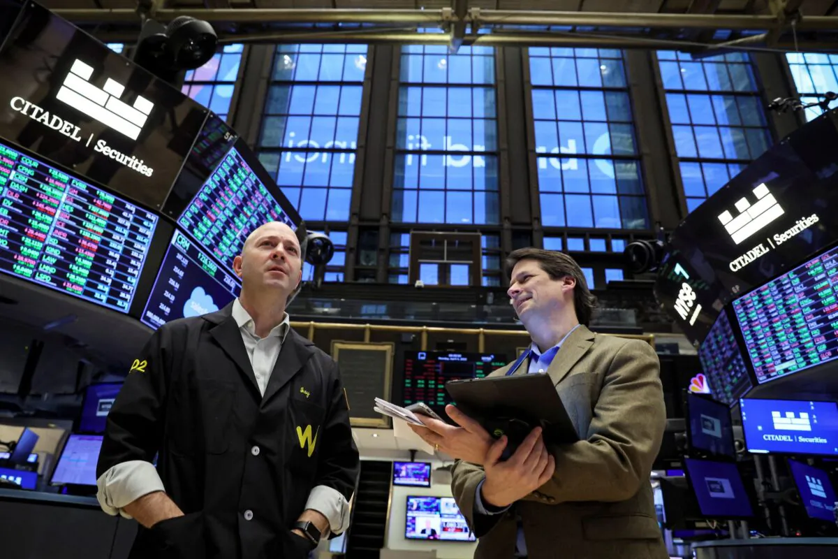 Traders work on the floor of the New York Stock Exchange (NYSE) on April 4, 2022. (Brendan McDermid/Reuters)
