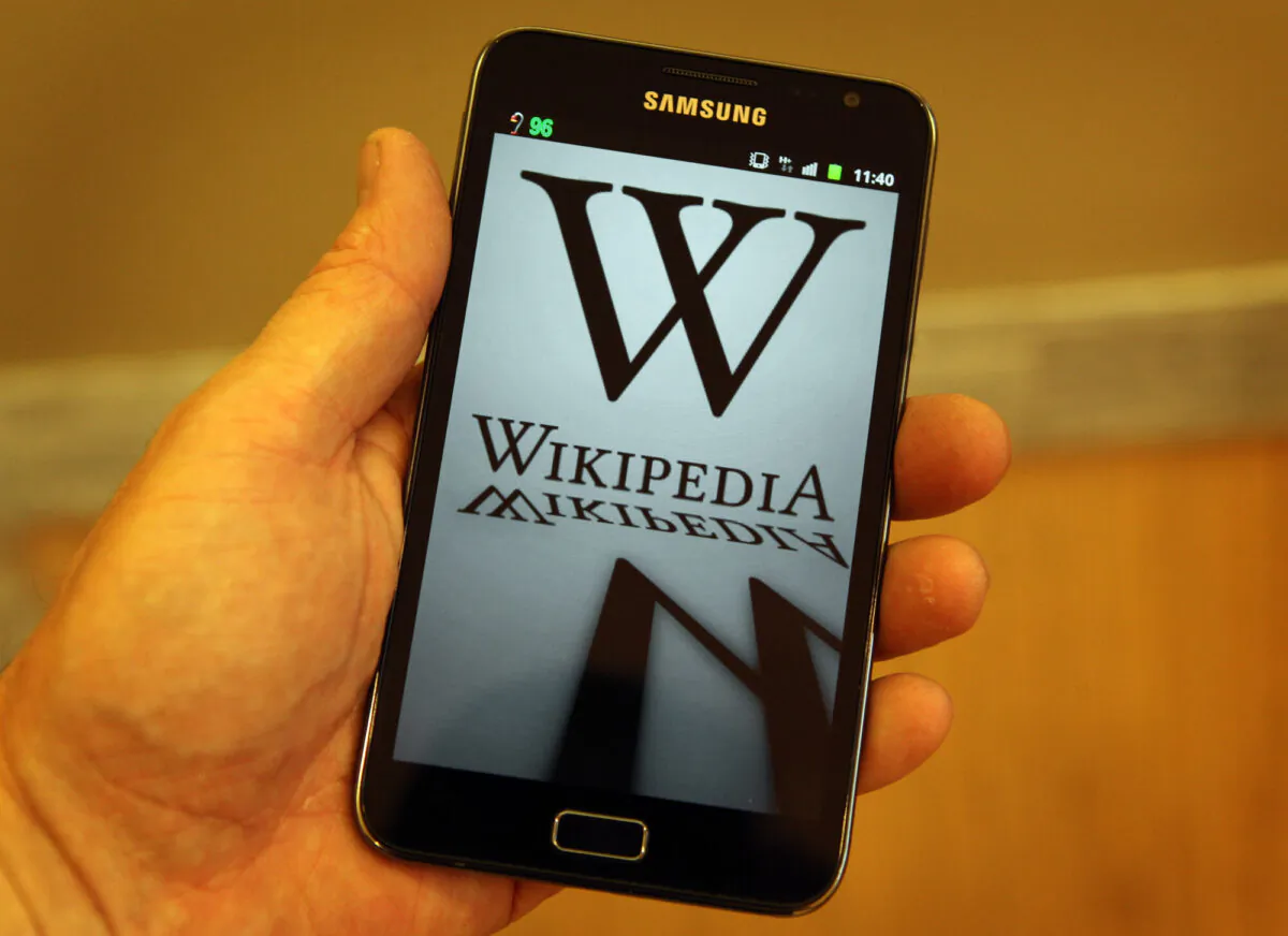 A mobile device shows Wikipedia's front page displaying a darkened logo in London on Jan. 18, 2012. (Peter Macdiarmid/Getty Images)