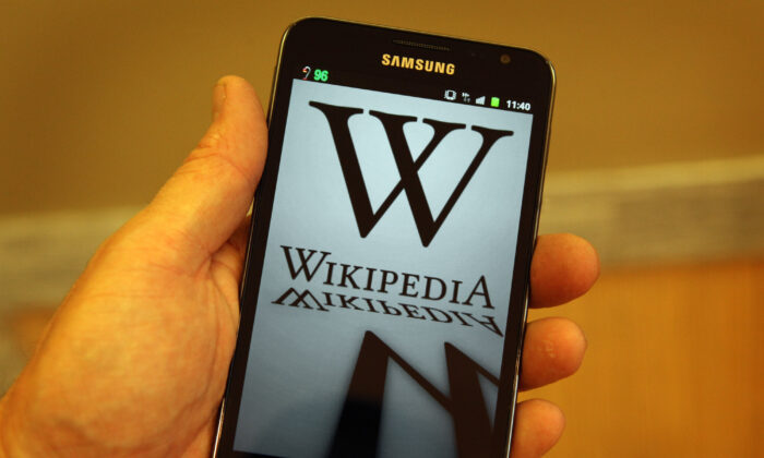 2012 年 1 月 18 日，在英国伦敦，一台移动设备显示维基百科的首页显示一个深色徽标。（Peter Macdiarmid/Getty Images）