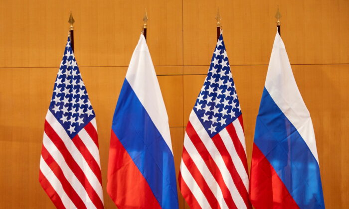 2022 年 1 月 10 日，俄罗斯副外长谢尔盖·里亚布科夫和美国副国务卿温迪·谢尔曼在美国驻日内瓦使团举行会谈前，俄罗斯和美国国旗合照。（丹尼斯·巴利布斯 / 路透社）