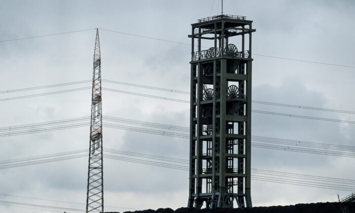 2022 年 4 月 5 日，德国能源供应商 Steag 的煤炭储存地点在德国杜伊斯堡展出。（Ina Fassbender/AFP via Getty Images）