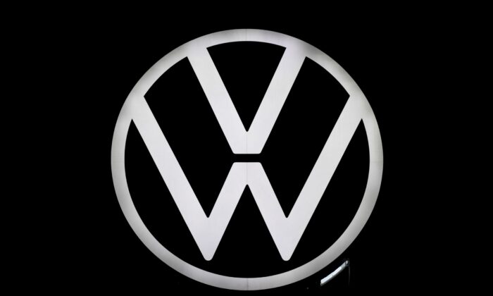 德国汽车制造商大众汽车的新标志于 2019 年 9 月 9 日在德国沃尔夫斯堡的大众汽车总部揭幕。（Fabian Bimmer/路透社）