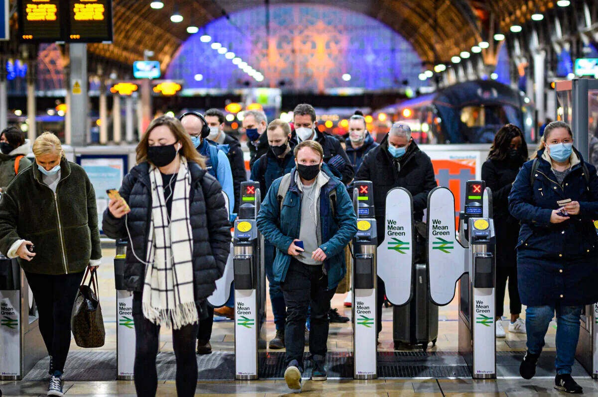 Commuters wear protective facemasks as they arrive at Paddington station in London on Nov. 30, 2021. (Leon Neal/Getty Images)