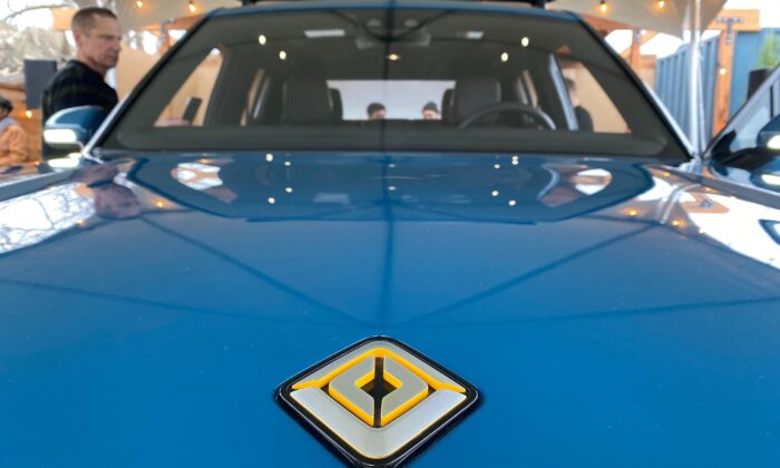 2020 年 1 月 25 日，位于加利福尼亚州米尔谷的 R1T 全电动卡车引擎盖上的 Rivian 标志。（Nathan Frandino/路透社）