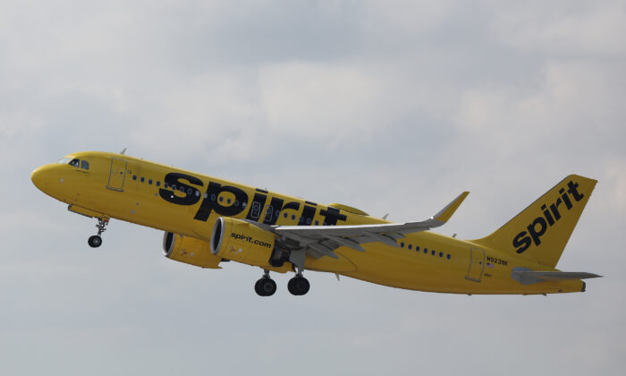 2022 年 2 月 7 日，一架 Spirit Airlines 飞机从佛罗里达州劳德代尔堡的劳德代尔堡-好莱坞国际机场起飞。（Joe Raedle/Getty Images）