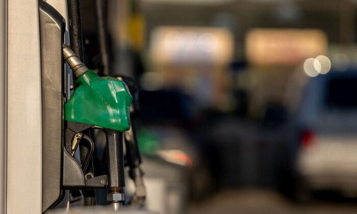 2022 年 4 月 1 日，在德克萨斯州休斯顿的壳牌加油站看到一个加油站。（摄影：布兰登·贝尔/盖蒂图片社）