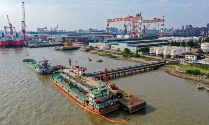 2019 年 6 月 11 日，在中国江苏省南通市中石化耀港油库的一个码头，可以看到油轮。（斯金格/路透社）