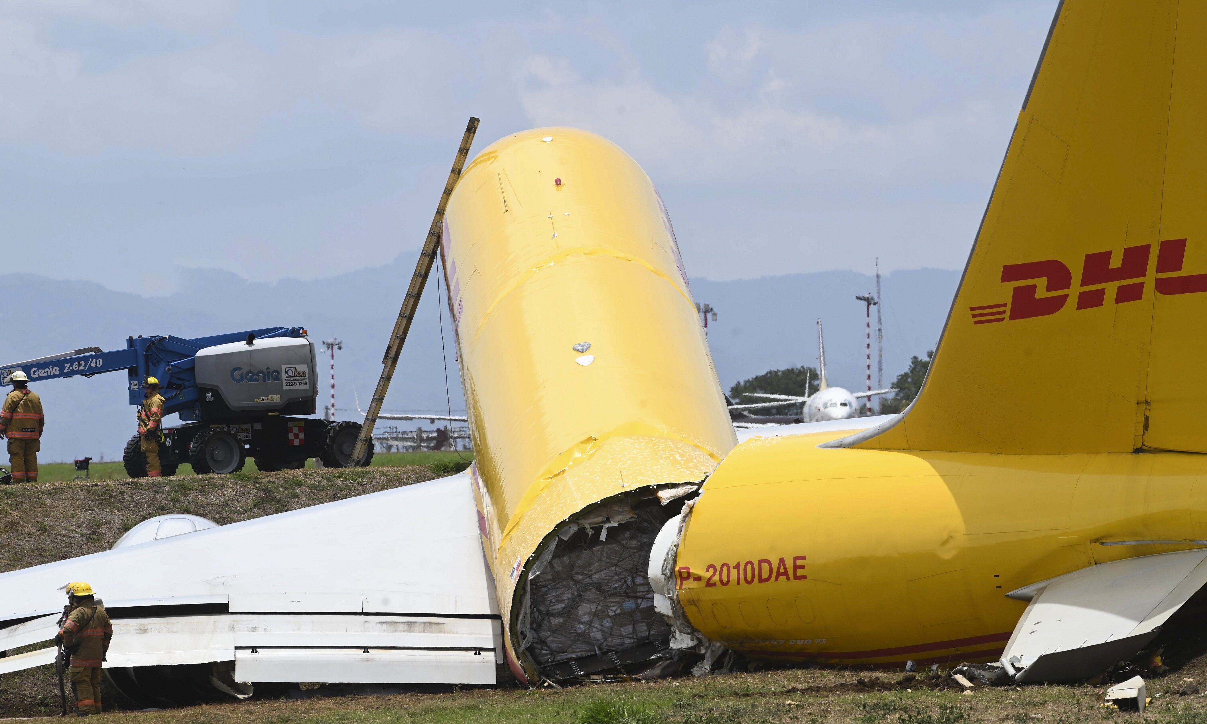 Cargo Jet Skids Off Runaway in Costa Rica, Splits in Half - Vimarsana News