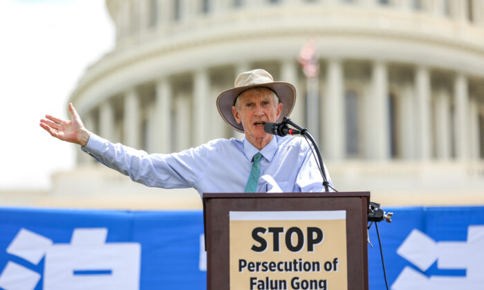David Kilgour, former Canadian cabinet minister and Secretary of State (Asia-Pacific), speaks at a rally commemorating the 20th anniversary of the persecution of Falun Gong in China, on the West lawn of Capitol Hill in Washington on July 18, 2019. (Samira Bouaou/The Epoch Times)