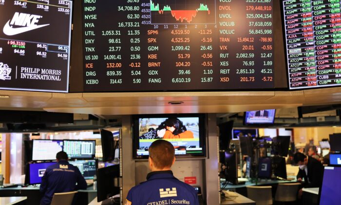 Traders work on the floor of the New York Stock Exchange during afternoon trading in New York on April 1, 2022. (Michael M. Santiago/Getty Images)