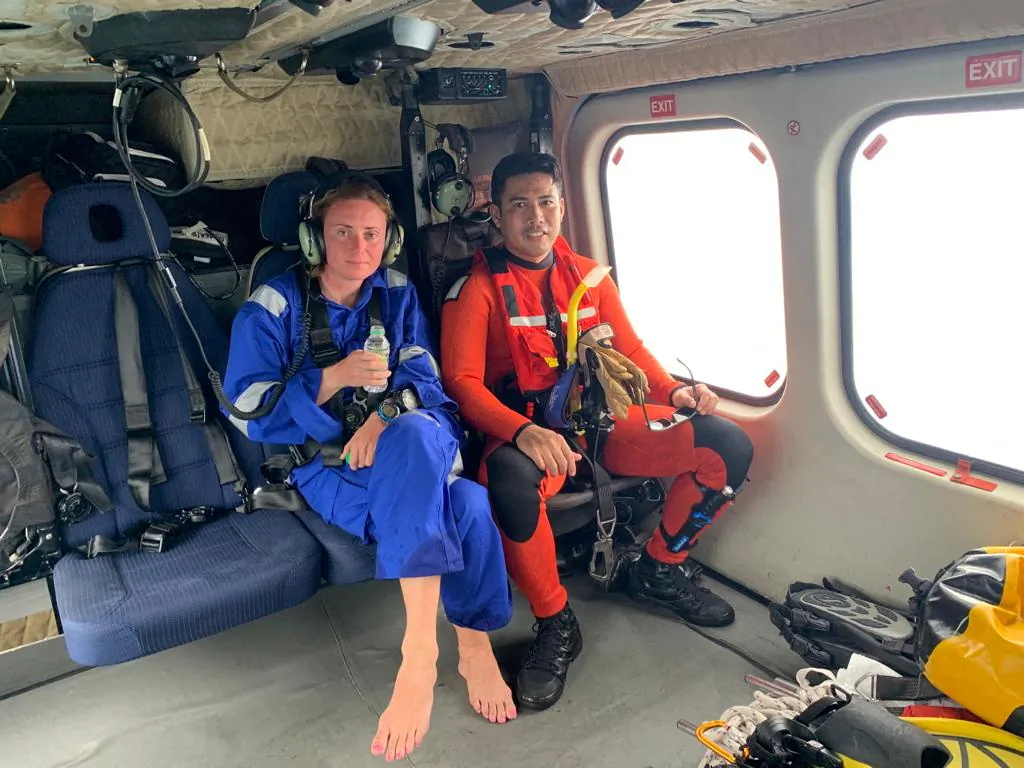 Norwegian diver Kristine Grodem (L) is transferred by a Malaysian Maritime Enforcement Agency (MMEA) helicopter to Mersing, Johor, Malaysia, on April 7, 2022. (Malaysian Maritime Enforcement Agency/Handout via Reuters)