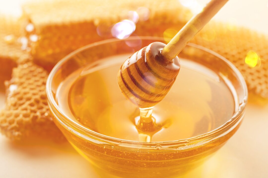 Honey can be a good sugar substitute to meet the sugar needs of people with diabetes. (Shutterstock)