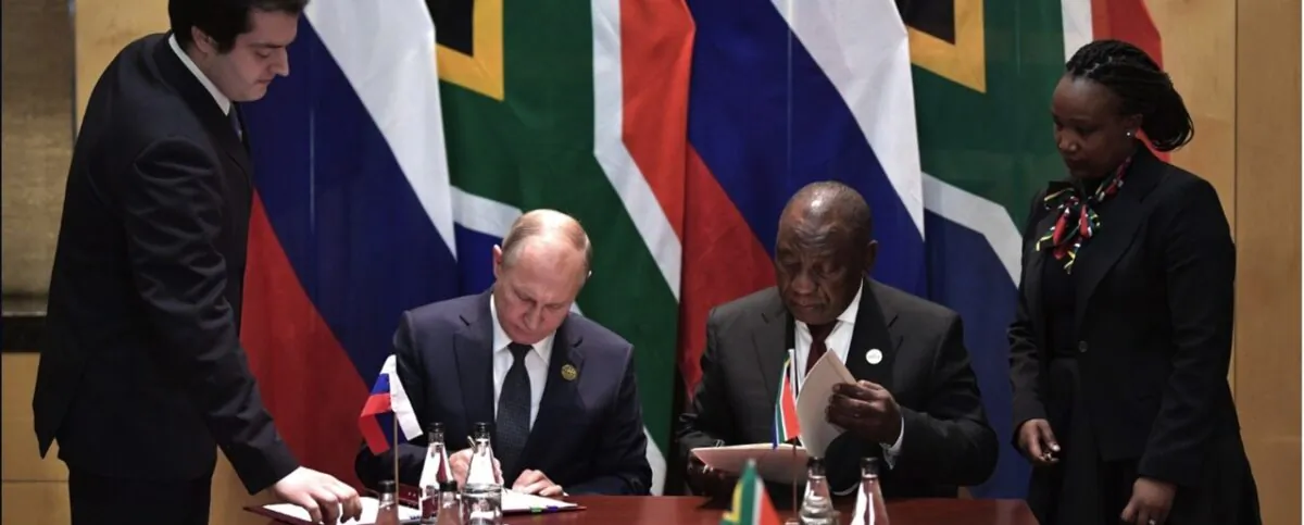 South African President Cyril Ramaphosa (R) and Russian President Vladimir Putin at a BRICS meeting in 2021. (Photo courtesy GCIS)