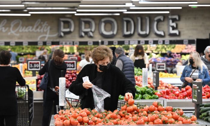 People shop for groceries at a supermarket in Glendale, Calif., on Jan. 12, 2022. (Robyn Beck/AFP/Getty Images)