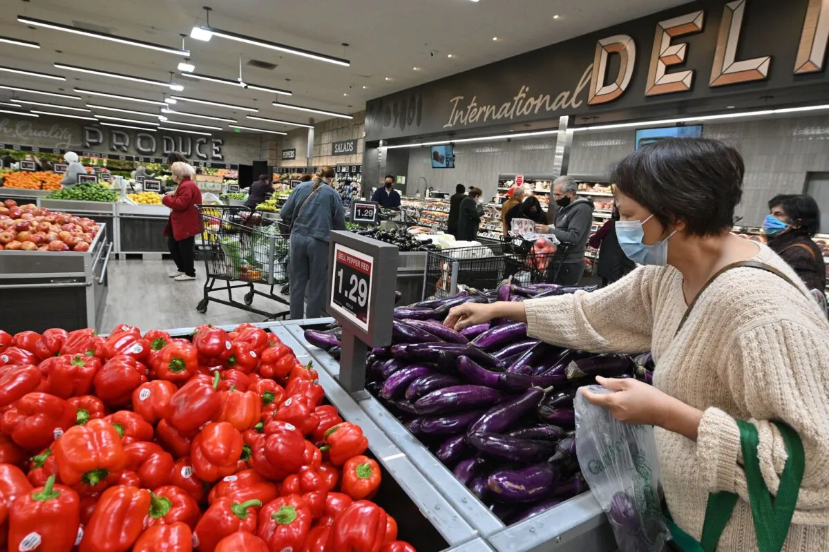 People shop for groceries at a supermarket in Glendale, Calif., on Jan. 12, 2022. (Robyn Beck/AFP/Getty Images)