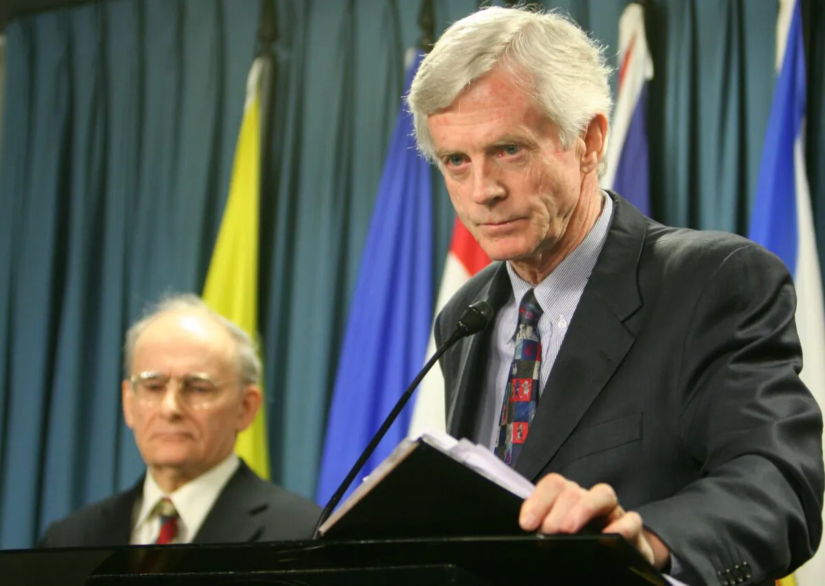 Former Canadian Secretary of State for Asia-Pacific David Kilgour presents a revised report about continued murder of Falun Gong practitioners in China for their organs, as report co-author lawyer David Matas listens in the background, in Ottawa on Jan. 31, 2007. (The Epoch Times)