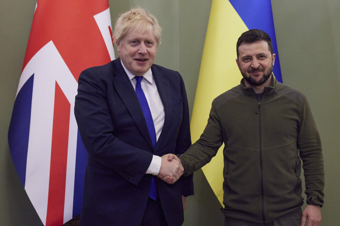UK to Send Armored Vehicles, Anti-Ship Missiles to Ukraine as Johnson Meets Zelenskyy in Kyiv